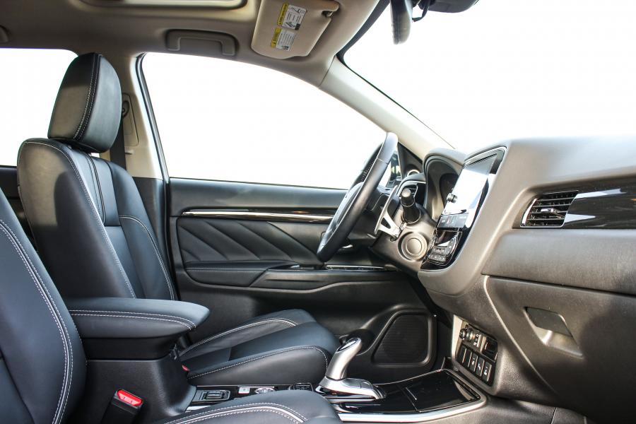 Интерьер Mitsubishi Outlander PHEV 2018 года  (NA) (фото 30 из 41)